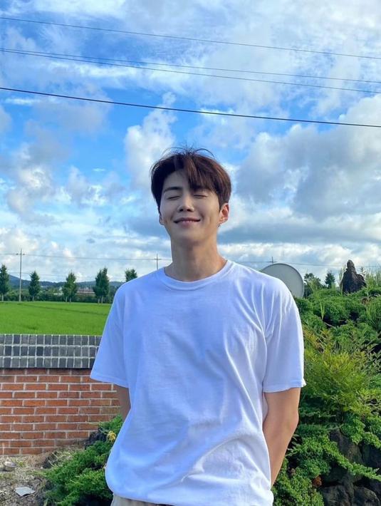 Seonho akan berperan sebagai putra mahkota Lee Hyang. Aktor tersebut akan memainkan karakter seorang ilmuwan jenius yang menyukai bintang. (Instagram/@seonho__kim)