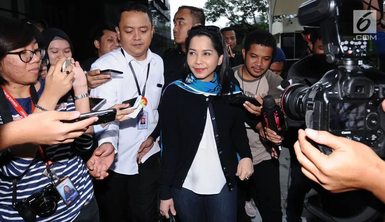 Penyanyi Istiningdiah Sugianto atau Iis Sugianto (tengah) keluar Gedung KPK, Jakarta, Senin (15/1). Iis diperiksa sebagai saksi dugaan suap pengadaan mesin Rolls-Royce pesawat Airbus milik PT Garuda lndonesia Tbk. (Liputan6.com/Helmi Fithriansyah)