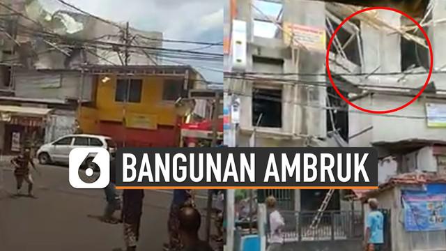 Sebuah video tengah ramai di media sosial menunjukkan detik-detik bangunan roboh. Tampak sebelum roboh, kondisi bangunan di Matraman, Jakarta Timur tersebut tidak proporsional.