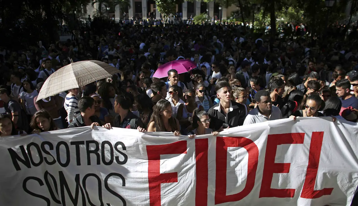 Mahasiswa Universitas Havana memberikan penghormatan kepada mendiang Fidel Castro di Lapangan Revolusi di Havana, Kuba, Senin (28/11). (REUTERS / Alexandre Meneghini)