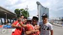 Para penggawa Garuda Muda bersantai sejenak usai melaksanakan ibadah salat Jumat di Masjid Sultan, Bugis, Singapura (5/6/2015). Manahati Lestusen (memegang ponsel) ber-selfie bersama rekannya di sekitar Merlion Park. (Liputan6.com/Helmi Fithriansyah)