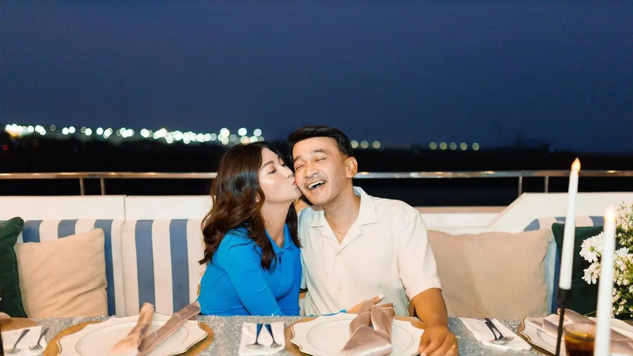 8 Gaya Kompak Ruben Onsu dan Sarwendah Rayakan Anniversary Pernikahan Bersama Keluarga di Kapal Phinisi