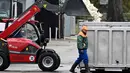 Hewan unggas mati berada di sekop sebuah wheel loader dibuang ke dalam kontainer setelah hewan-hewan tersebut dipotong di sebuah peternakan di Neutrebbin, Jerman, pada Senin 27 Oktober 2025, di tengah wabah flu burung yang meluas. (RALF HIRSCHBERGER/AFP)