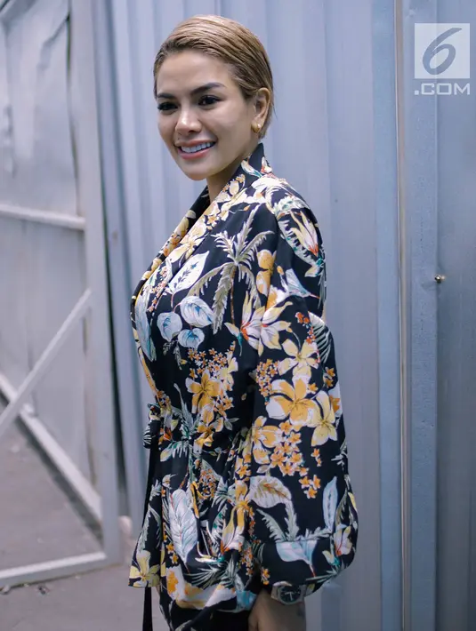 Nikita Mirzani berpose saat difoto awak media di kawasan Jakarta, Selasa (27/3). Saat ditanya perihal pernikahannya dengan Dipo Latief, Nikita menjawab Menikah atau belum, biarlah Niki yang tahu,". (Liputan6.com/Faizal Fanani)