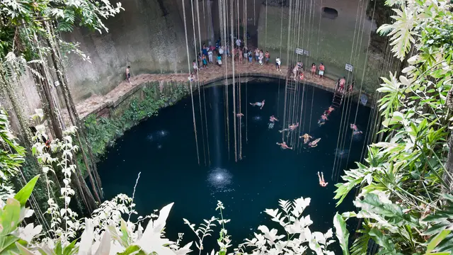 Cenotes, Semenanjung Yucatan di Mexico (Wikimedia commons)