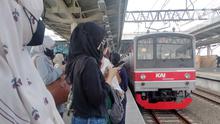 Penumpang menunggu rangkaian KRL di Stasiun Manggarai, Jakarta, Sabtu (17/12/2022). Pemerintah berencana menaikkan harga tiket Commuter Line (KRL) pada 2023. Plt Direktur Jenderal Perkeretaapian Kemenhub Risal Wasal mengatakan, pihaknya sudah menyiapkan sejumlah aturan terkait kenaikan tarif KRL. (Liputan6.com/Magang/Aida Nuralifa)