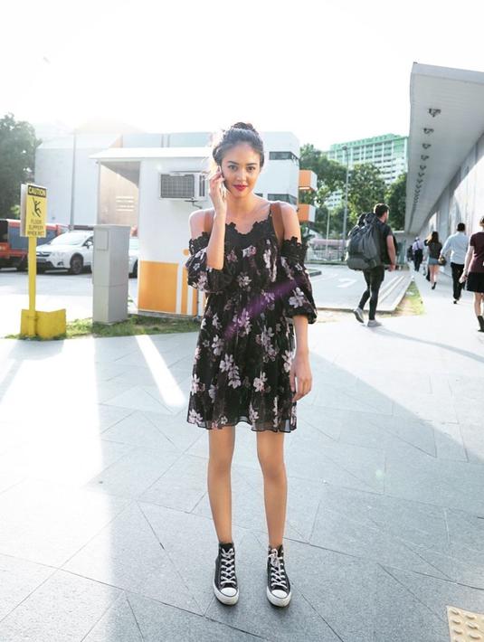 Meski tengah mengguanakan simple dress, penampilan Aurelie pun diperlengkap dengan memakai sneakers. Gaya santai Aurelie satu ini juga berhasil menjadi sorotan netizen dan bisa dijadikan inspirasi. (Liputan6.com/IG/@aurelie)
