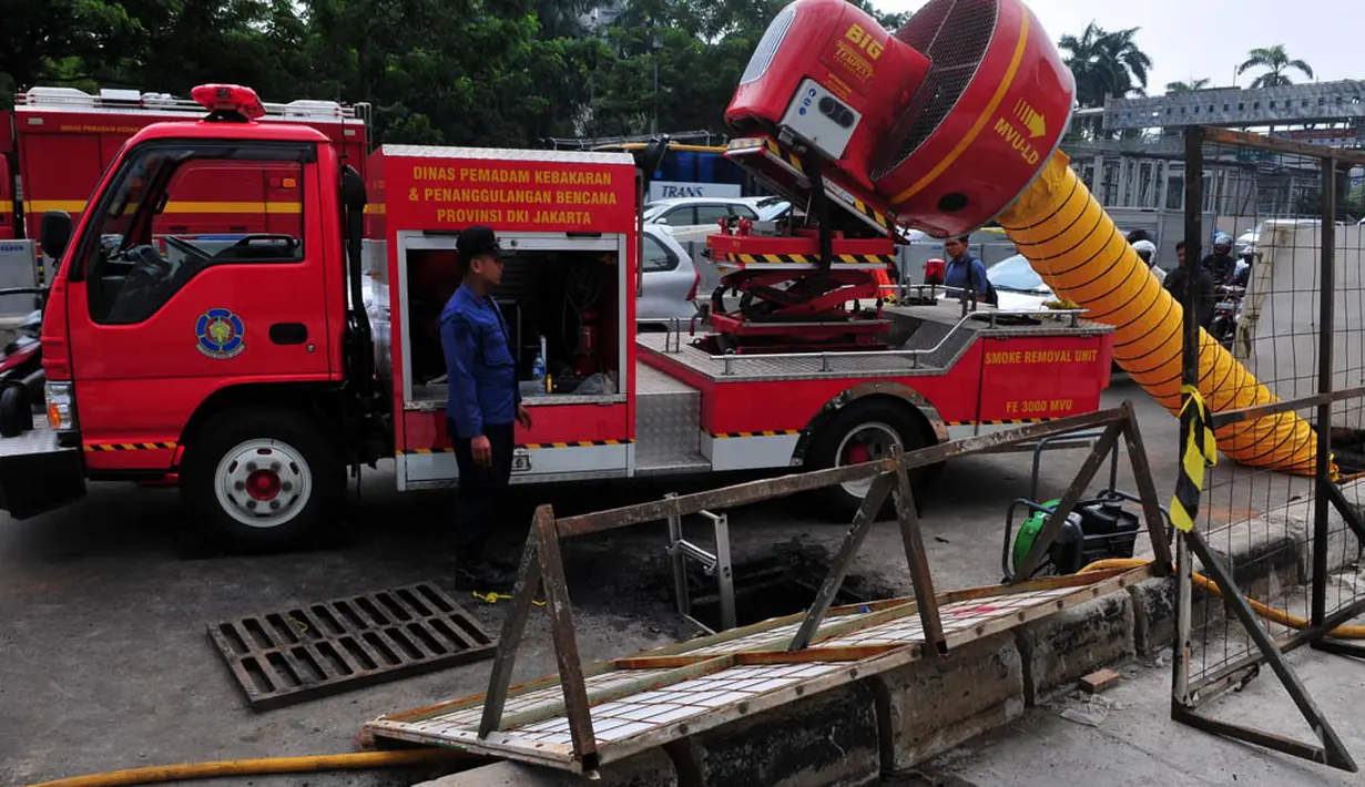 Dalam kejadian yang mengejutkan  ini,  tidak ada korban jiwa yang terluka satupun,  Jakarta, Kamis, (17/7/14) (Liputan6.com / Johan Tallo)