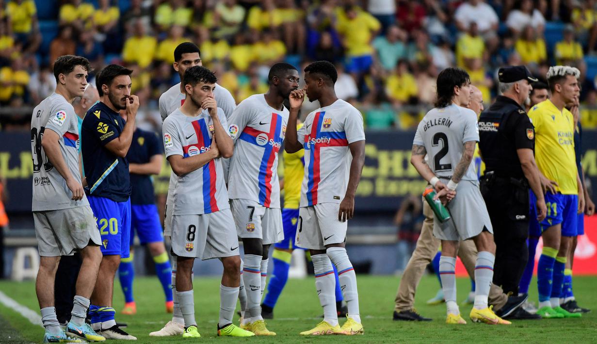 Wasit sempat memberhentikan pertandingan antara Cadiz melawan Barcelona di La Liga Spanyol 2022/2023 di menit ke-81. (AFP/Cristina Quicler)