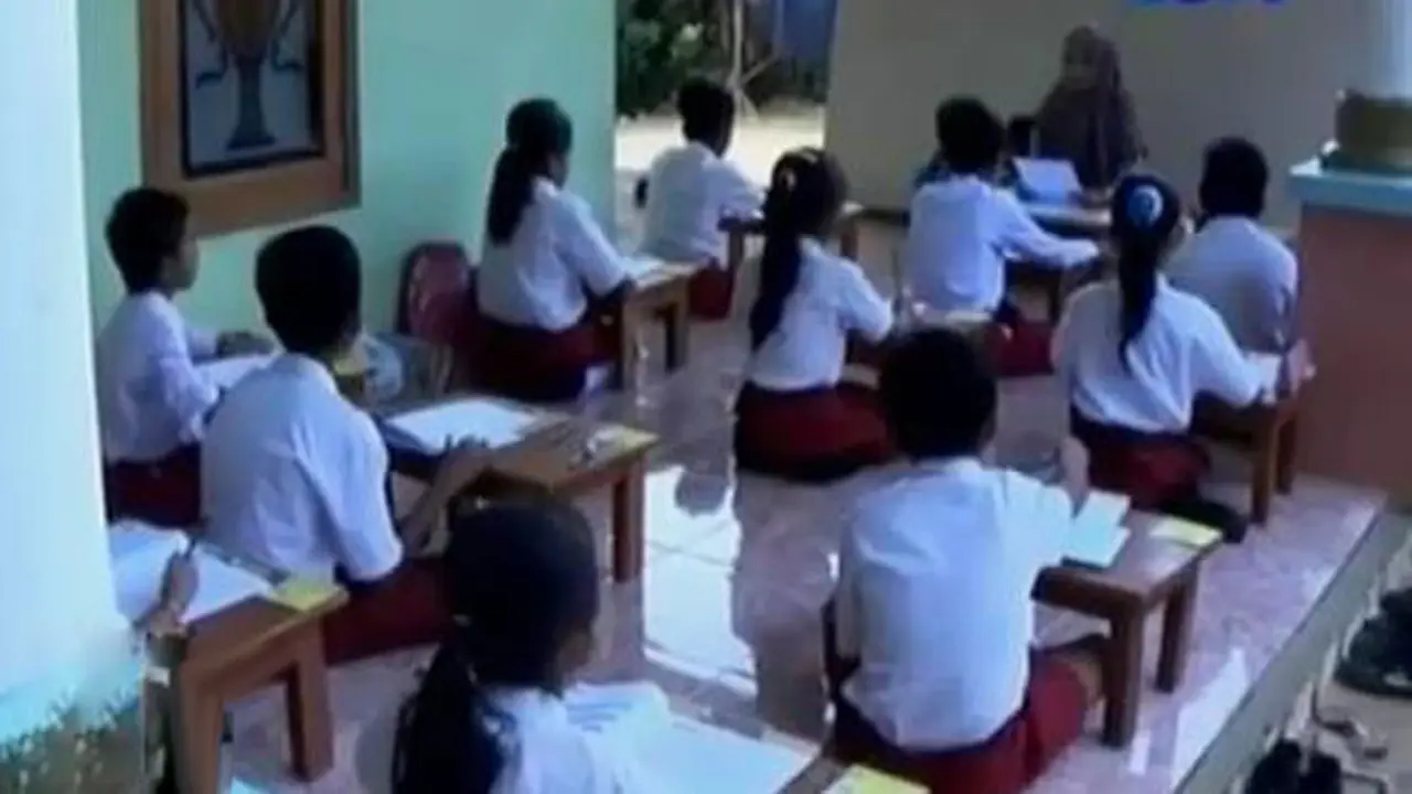 Sekorah Rusak, Siswa SD di Sampang Ikuti UN di Teras Rumah Warga 