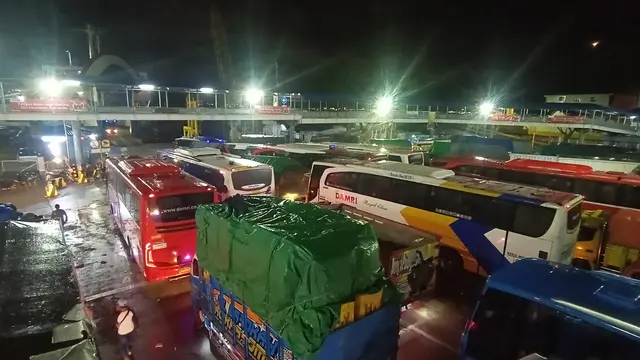 Suasana kepadatan lalu lintas arus mudik lebaran di Pelabuhan Merak, Banten, pada H-5 Idul Fitri atau Rabu (27/4/2022) dini hari