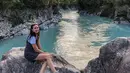 Bukan hanya di Indonesia saja, Nadine Alexandra juga begitu menikmati waktu saat berwisata alam di luar negeri. Dirinya juga terlihat begitu santai duduk di sebuah batu besar yang ada di sungai. (Liputan6.com/IG/@nadinealexandradewi)