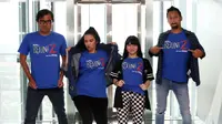 Pemain Film Reuni Z, Soleh Solihun (kiri), Dinda Kanya Dewi (dua kiri), Cassandra Lee (dua kanan), dan Tora Sudiro (kanan) foto bersama saat media visit di Liputan 6, SCTV Tower, Jakarta, Kamis (29/3). (Liputan6.com/Arya Manggala)