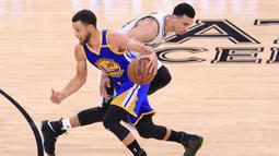 Pebasket Golden State Warriors, Stephen Curry, melewati pebasket San Antonio Spurs, Danny Green, pada laga final NBA Wilayah Barat di San Antonio, Sabtu (20/5/2017). Spurs kalah 108-120 dari Warriors. (AFP/Ronald Martinez)