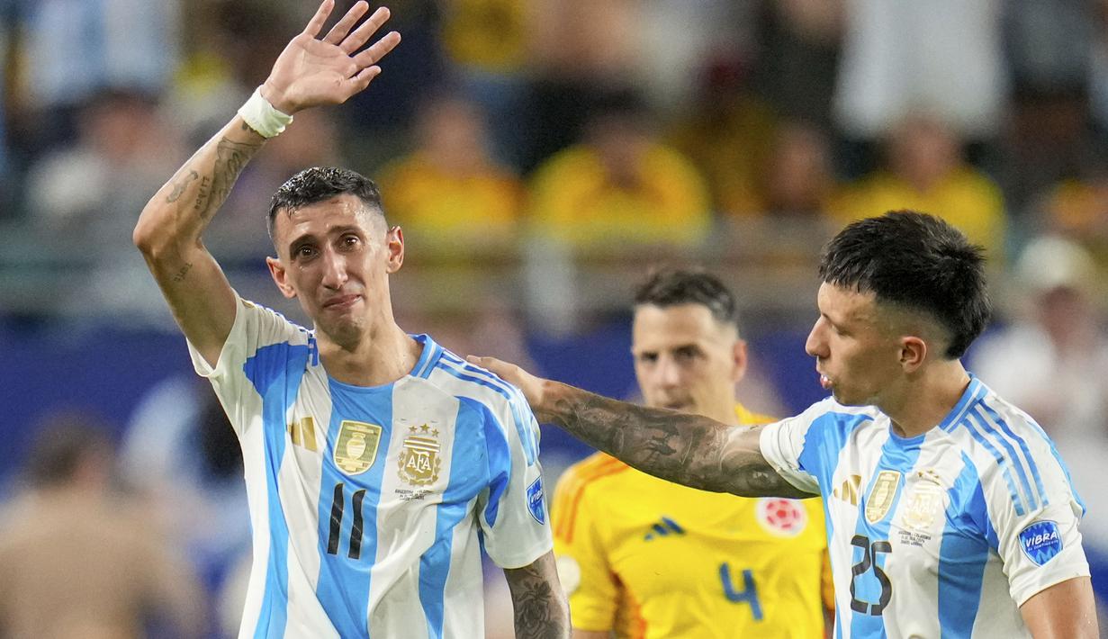 Striker Timnas Argentina, Angel Di Maria melambaikan tangan ke arah penonton setelah dirinya ditarik keluar saat menghadapi Timnas Kolombia pada laga final Copa America 2024 di Hard Rock Stadium, Florida, Amerika Serikat, Minggu (14/7/2024). Di Maria memutuskan pesiun dari Timnas Argentina usai laga final Copa America 2024. (AP Photo/Rebecca Blackwell)
