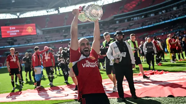 Foto: Tampil Spartan Bersama MU, Sofyan Amrabat Jadi Pemain Maroko Pertama yang Berhasil Menyabet Gelar Juara Piala FA
