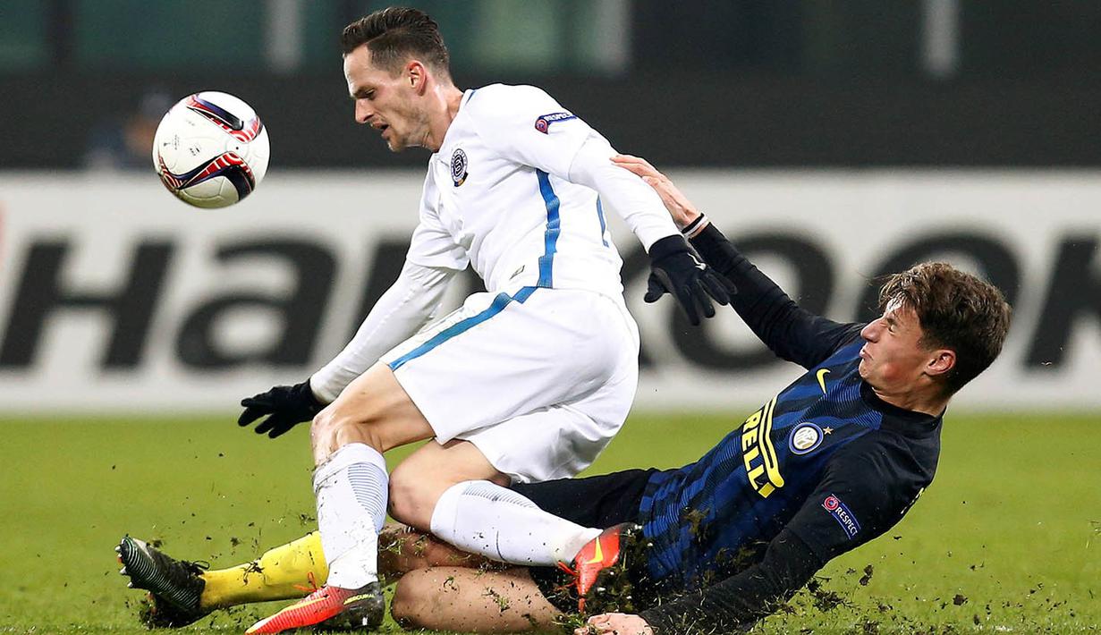 Striker Inter Milan, Andrea Pinamonti, dijatuhkan bek Sparta Prague, Mario Holek. Meski kalah Prague tetap berhasil lolos ke 32 besar sebagai juara grup. (Reuters/Alessandro Garofalo)