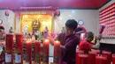 Imlek tahun ini menandai berakhirnya Tahun Ular Kayu dan dimulainya Tahun Kuda Api. Tampak dalam foto, umat Khonghucu menyalakan lilin dan melakukan sembahyang pada malam Tahun Baru Imlek di Wihara Kwan In Thang, Pondok Cabe, Tangerang Selatan, Senin (16/2/2026). (merdeka.com/Arie Basuki)