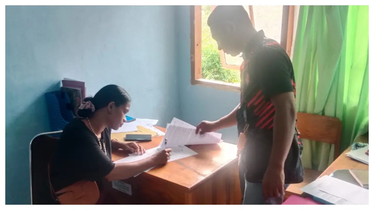 EDB saat mengakui perbuatannya di anggota Polsek Solor Timur, Flores Timur, NTT (Liputan6.com/Ola Keda)