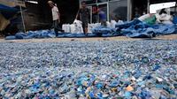 Pekerja menjemur leburan sampah plastik di gudang pengolahan sampah plastik kawasan Bekasi, Rabu (15/9/2021). Riset terbaru Sustainable Waste Indonesia (SWI) mengungkapkan skema ekonomi sirkular sebagai salah satu strategi untuk pengelolaan sampah plastik. (Liputan6.com/Herman Zakharia)