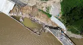 Foto udara memperlihatkan sebuah jembatan yang rusak akibat Badai John di dekat Acapulco, Negara Bagian Guerrero, Meksiko, pada tanggal 29 September 2024. (Francisco ROBLES/AFP)