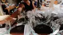 Dodol dibuat dalam beraneka ukuran, dodol yang berukuran besar tampak dipersiapkan untuk dijual, Jakarta, (16/7/14) (Liputan6.com/ Faizal Fanani)