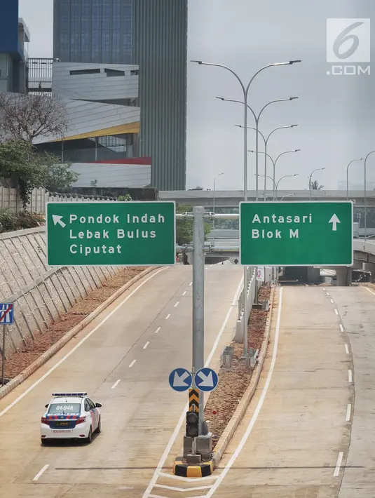 Mobil petugas melintas di Tol Depok-Antasari seksi 1 usai diresmikan Presiden Joko Widodo kemarin (27/9) di Jakarta, Jumat (28/9). Tarif tol Depok-Antasari seksi I ruas Antasari-Brigif sebesar Rp 1.500 per km. (Liputan6.com/Faizal Fanani)