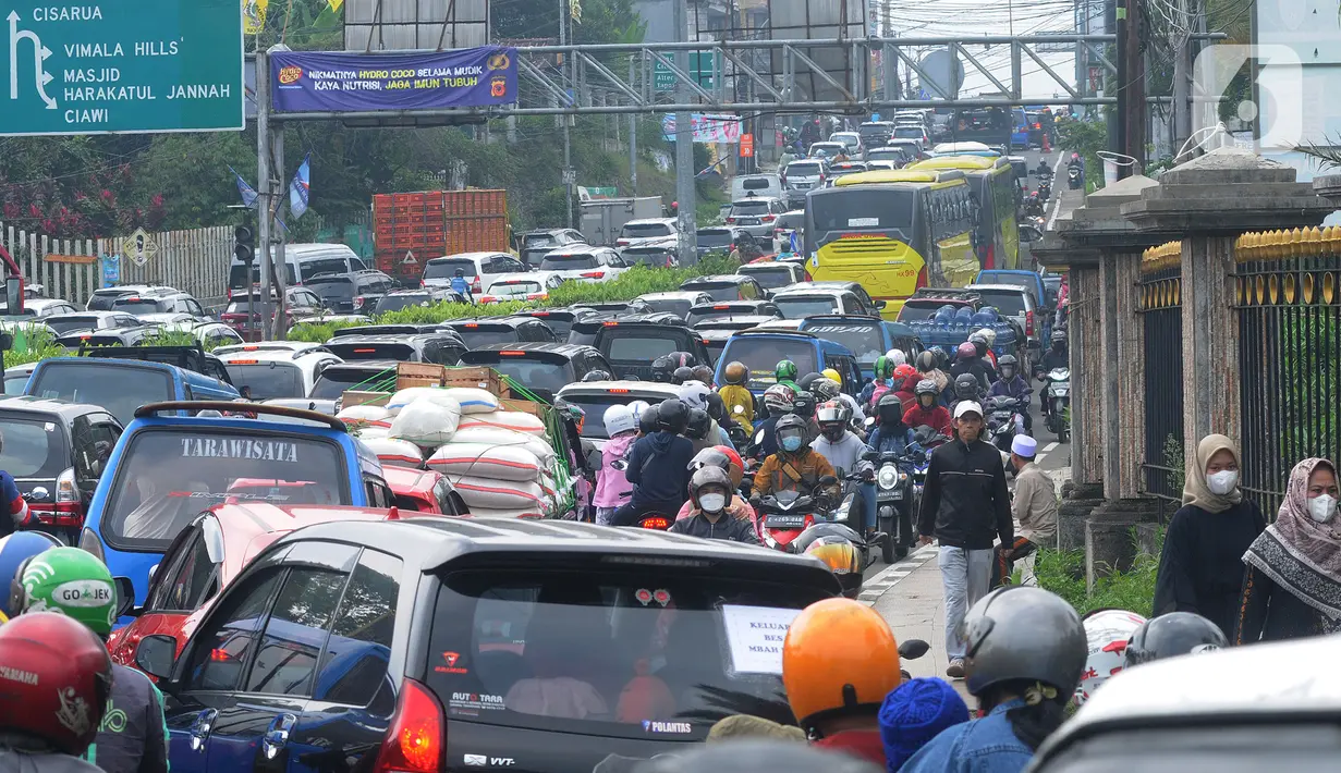 Sejumlah kendaraan terjebak kemacetan panjang menuju jalur Puncak, Gadog, Bogor, Jawa Barat, Minggu (15/5/2022). Libur panjang Hari Raya Waisak menyebabkan volume kendaraan dari arah Jakarta menuju kawasan wisata Puncak terpantau padat. (merdeka.com/Arie Basuki)