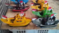 Mainan Kapal Ketek yang menjadi ikon Sungai Musi itu dihargai Rp 10 ribu per buah. (Liputan6.com/Nefri Inge)