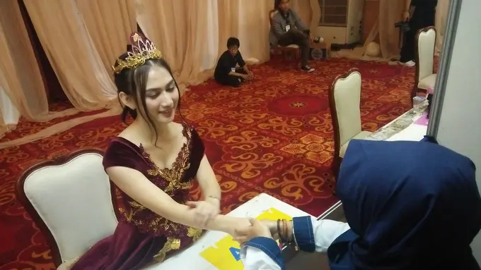 Melody JKT48 melakukan sesi handshake dengan penggemarnya (Liputan6.com/ Sapto Purnomo)