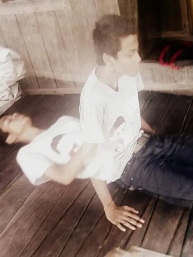 6 Foto Editan Roh Keluar dari Tubuh Ini Bikin Senyum Nyengir