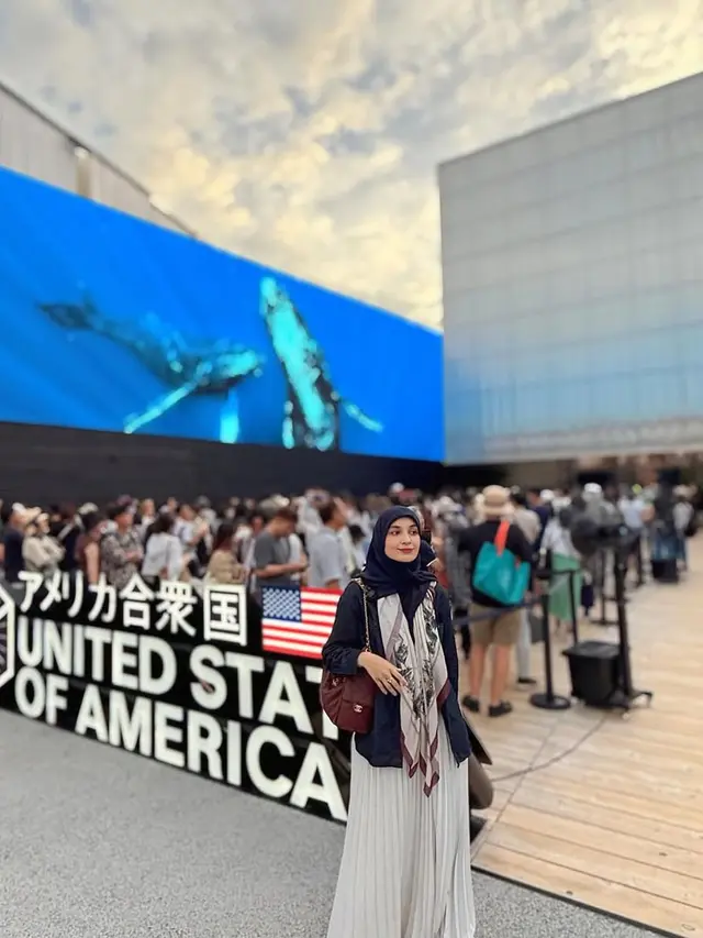 Gaya Layering Modest Shireen Sungkar Saat Berkunjung ke World Expo 2025 di Osaka, Perpaduan Elegansi dan Kasual untuk Travelling