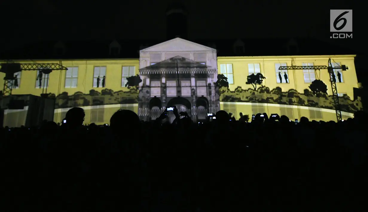 Salah satu pertunjukan projection mapping yang ditampilkan di Museum Fatahillah, Jumat (19/1). Pertunjukan ini kegiatan perayaan 60 tahun hubungan diplomatik Indonesia-Jepang. (Liputan6.com/Helmi Fithriansyah)