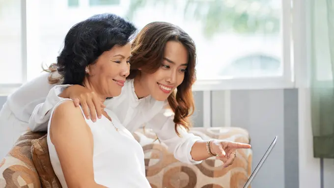 Ide Quality Time Bareng Ibu Mertua, Biar Hubungan Nggak Awkward Saat Berdua