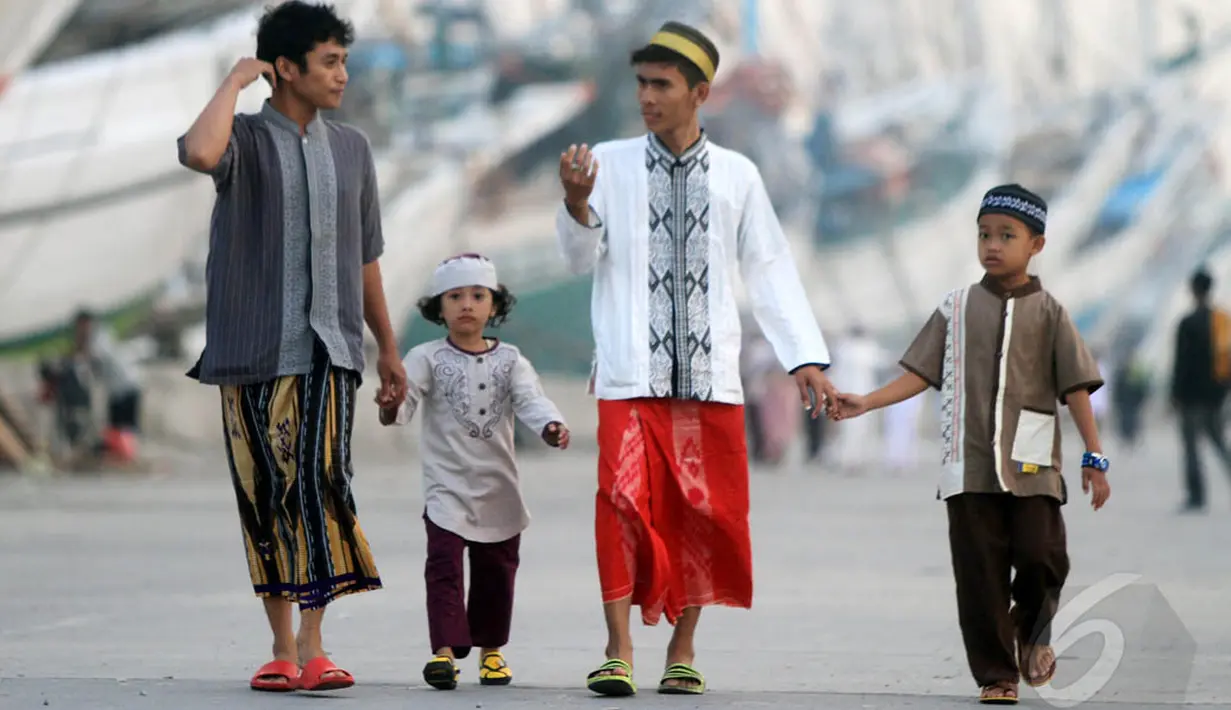 Mayoritas umat muslim di Indonesia merayakan Hari Raya Idul Fitri 1 Syawal 1435 H sesuai jadwal yang ditetapkan pemerintah, Jakarta, Senin (28/7/14). (Liputan6.com/Miftahul Hayat)
