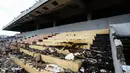 Puing-puing bangunan berserakan di lokasi proyek pembangunan arena pacuan kuda Pulomas, Jakarta, Rabu (1/2). Arena pacuan yang akan digunakan dalam Asian Games 2018 itu ditargetkan rampung pada November 2017. (Liputan6.com/Faizal Fanani)faizal