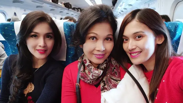 Jarang Terekspos, Ini 6 Potret Ibu Sandra Dewi yang Awet Muda