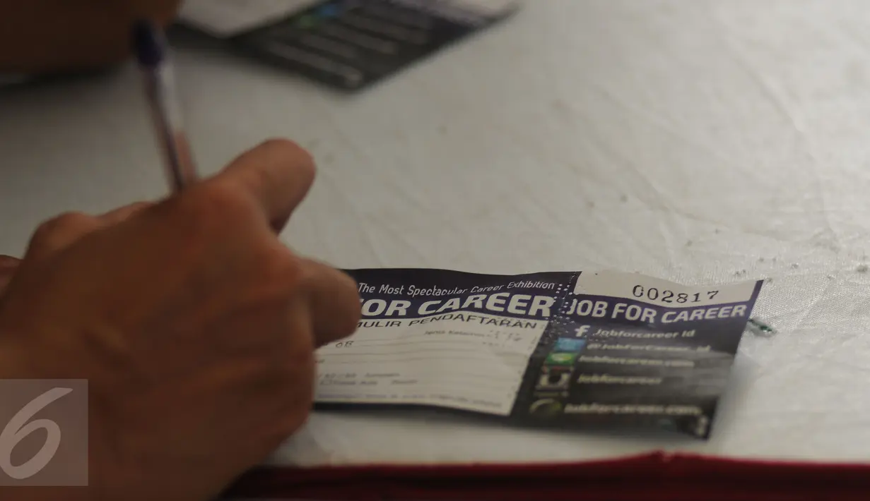 Seorang pelamar mengisi data jelang masuk ke acara Job for Career di Stadion Gelora Bung Karno Jakarta, Rabu (30/9/2015). Tingginya angka pencari kerja menjadikan bursa kerja ramai peminat. (Liputan6.com/Helmi Fithriansyah)