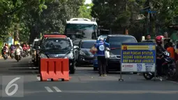 Polisi melakukan rekayasa lalu lintas dengan melakukan sistem buka tutup jalan untuk mengurai kemacetan di kawasan Puncak, Bogor, Jawa Barat. (Liputan6.com/Johan Tallo)