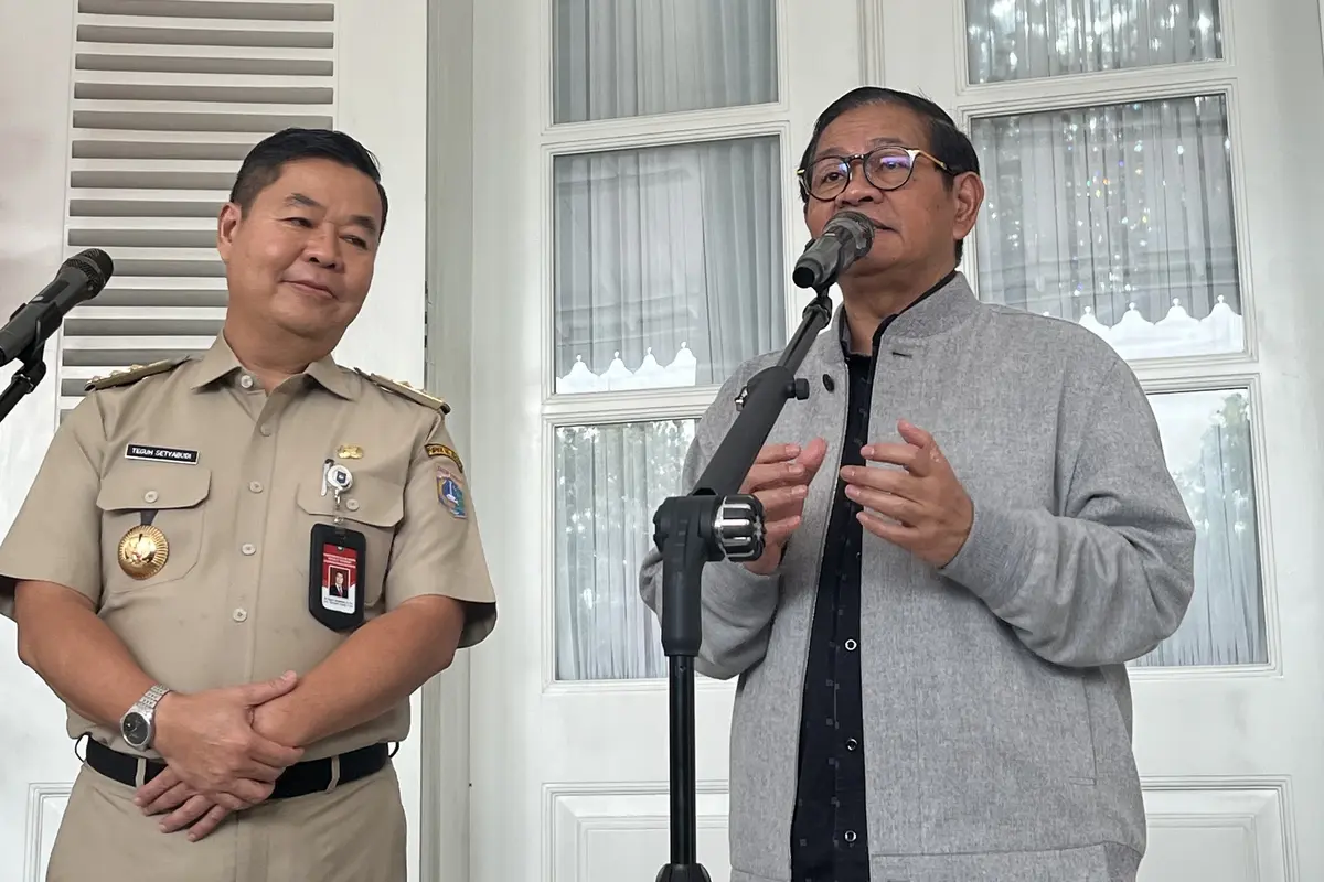 Gubernur Jakarta terpilih Pramono Anung  bertemu Penjabat (Pj) Gubernur Jakarta Teguh Setyabudi di Balai Kota Jakarta, Selasa (4/2/2025).