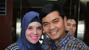 Indra Bekti dan istri saat tiba di KPI, Jakarta, Rabu (3/2/2016). Dalam konsultasi Indra Bekti ke KPI, ada pember‎itaan yang tidak berimbang dan pemberitaan yang belum punya dasar hukum. (Liputan6.com/Herman Zakharia)