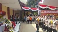 Penghormatan Polri untuk korban Lion Air di RS Polri, Jakarta. (Liputan6.com/Nanda Perdana Putra)