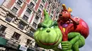 Peserta menerbangkan balon  The Grinch Dr. Seuss dalam parade perayaan Hari Thanksgiving di kawasan Sixth Avenue, New York, Kamis (28/11/2019). Parade yang membelah jalanan kota New York ini selalu ditunggu setiap tahunnya. (Theo Wargo/Getty Images/AFP)