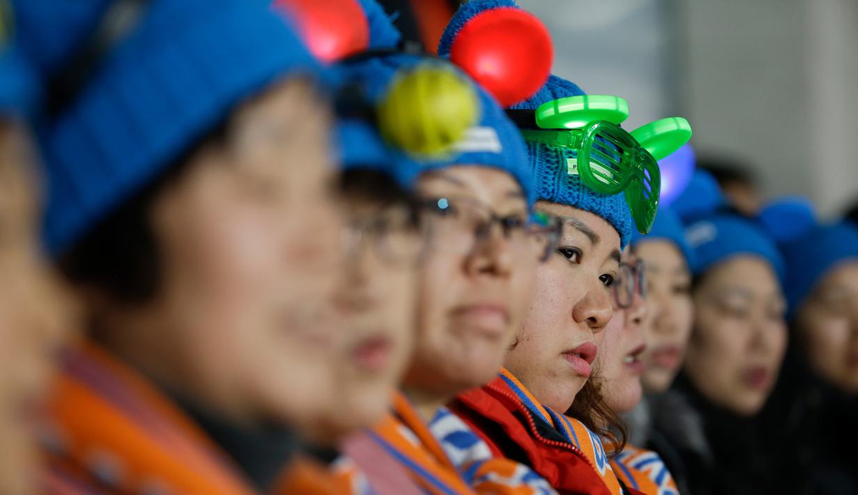 Penonton mengenakan atribut unik saat menyaksikan cabang curling antara Rusia dan Norwegia pada Olimpiade Musim Dingin 2018 di Gangneung, Korea Selatan, Selasa (13/2). Olimpiade PyeongChang berlangsung hingga 25 Februari mendatang. (AP/Natacha Pisarenko)