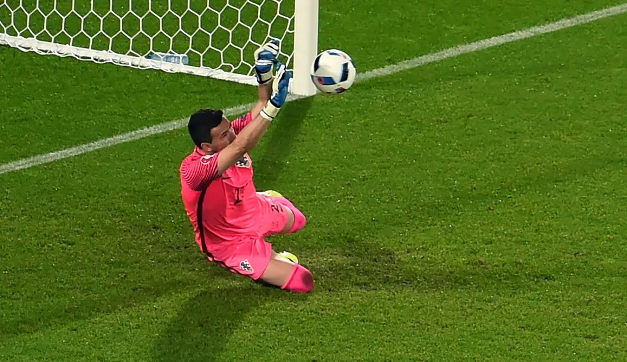 Kiper Kroasia, Danijel Subasic, menggagalkan penalti bek Spanyol, Sergio Ramos, pada laga Grup D Piala Eropa 2016 di Stade Mahmut-Atlantique, Bordeaux, Rabu (22/6/2016) dini hari WIB. (AFP/Mehdi Fedouach)