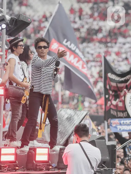Slank, Tipe-x, Kotak, Sandi Sandoro, Opie Andaresta, Pas Band, Young Lex dan The Virgin serta musisi lainnya menjadi deretan nama yang tampil pada ‘Hajatan Rakyat #3 Konser Salam Metal’. (Liputan6.com/Angga Yuniar)