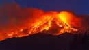 Lahar panas menyembur dari Gunung Etna dekat Catania, Sisilia, Italia, Selasa (16/2/2021). Menurut Institut Geofisika dan Vulkanologi Italia, gunung berapi paling aktif di Eropa tersebut erupsi sekitar pukul 4 sore waktu setempat. (AP Photo/Salvatore Allegra)