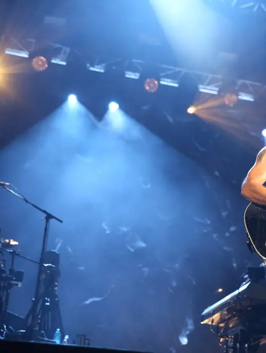 Meski sudah tak muda lagi (53 tahun), vokalis band rock legendaris dunia ini tetap tampil enerjik di setiap aksi panggungnya. (Foto: Faizal Fanani/Liputan6.com)