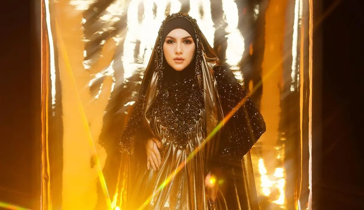 Dalam unggahan tersebut, Irish Bella terlihat menjalani pemotretan dengan tema glamor. Penampilan Irish ini pun berhasil mencuri perhatian netizen. (Liputan6.com/IG/@_irishbella_)