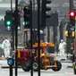 Petugas forensik meneliti lokasi serangan teror Inggris di dekat gedung parlemen di London, Rabu (22/3). Sedikitnya lima orang tewas dalam serangan teror di Jembatan Westminster dan di dekat Gedung Parlemen itu. (Jonathan Brady/PA via AP)